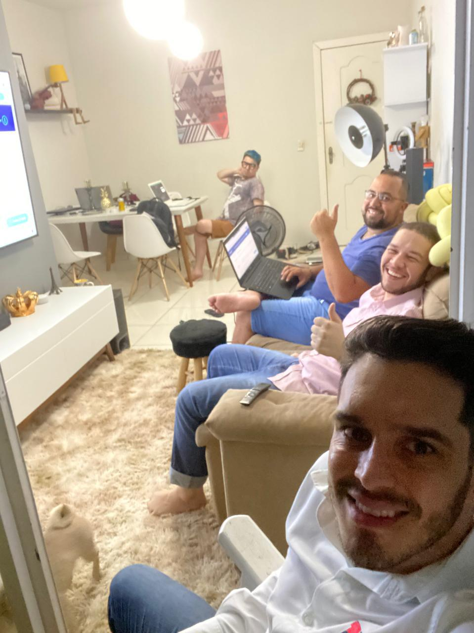 Time fundador da InCicle trabalhando com notebooks na sala de casa, no início da empresa