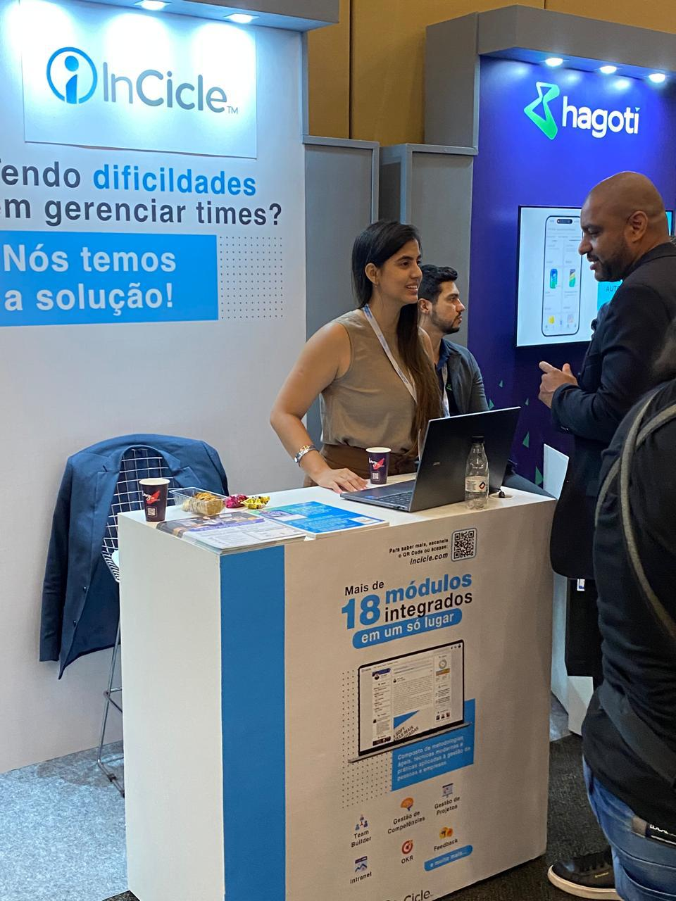 Estande da InCicle atendendo visitantes na primeira participação em um evento de RH