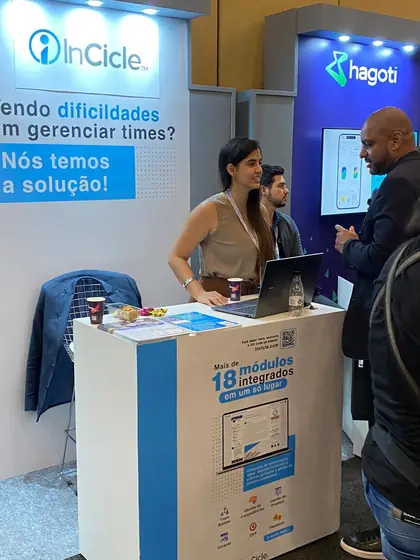Estande da InCicle atendendo visitantes na primeira participação em um evento de RH