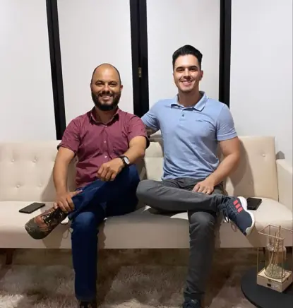 Fundadores da InCicle sentados no sofá após fechar o primeiro investimento