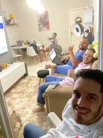 Time fundador da InCicle trabalhando com notebooks na sala de casa, no início da empresa