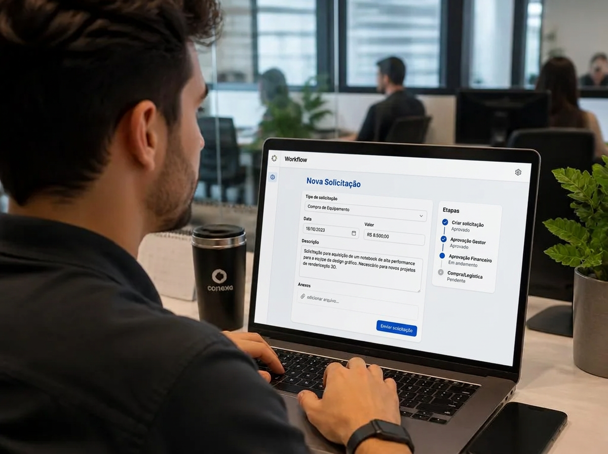 Colaborador preenchendo em um notebook o formulário de nova solicitação com o andamento das etapas de aprovação ao lado