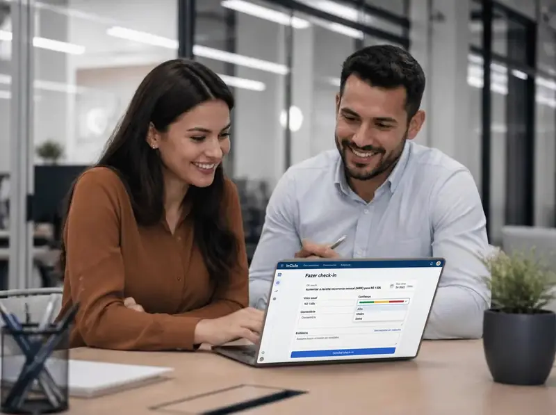 Dois colaboradores atualizando o progresso de um resultado-chave no computador