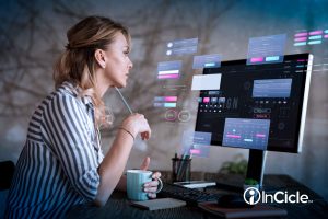 Mulher com software de RH no computador