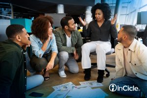 A imagem mostra um grupo diverso de trabalho