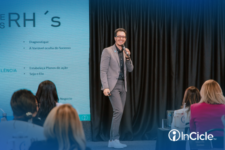 Rafael Giupponi durante palestra sobre RH Extraordinário